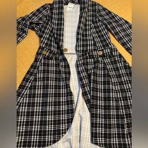 Color-black & white Size-Xl